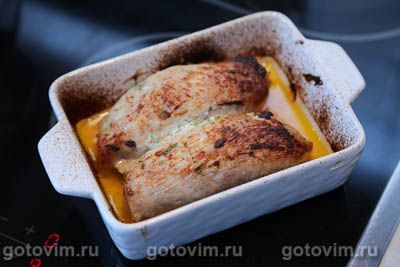 Рулетики из свинины с солеными огурцами и морковью под сырной корочкой  Рулетики из свинины с солеными огурцами и морковью под сырной корочкой