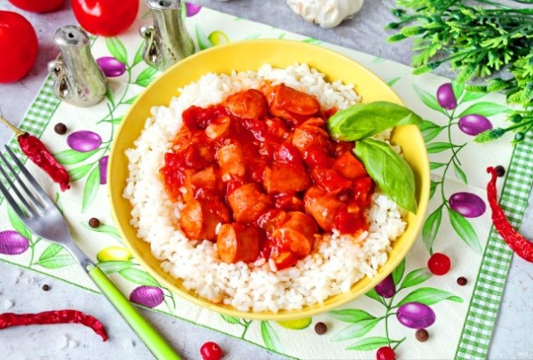 Сосиски в томатном соусе с рисом Сосиски в томатном соусе с рисом