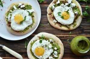 Пицца с соусом песто и яйцом Пицца с соусом песто и яйцом