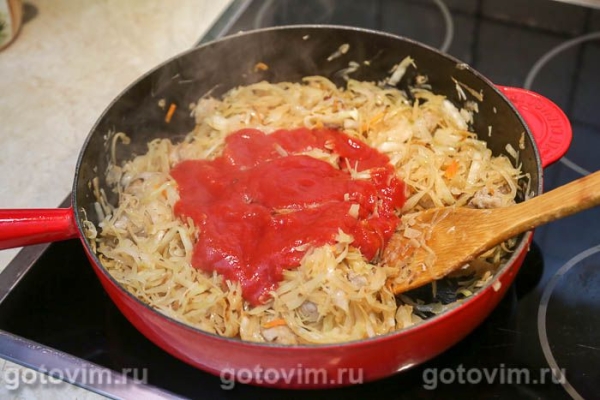 Тушеная капуста с томатной пастой и колбасками Тушеная капуста с томатной пастой и колбасками