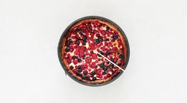 Песочный пирог с ягодами и сметанной заливкой, пошаговый рецепт с фото на 354 ккал