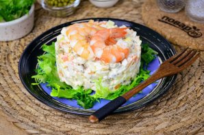 Салат "Оливье" с креветками Салат "Оливье" с креветками