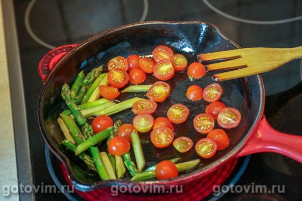 Тёплый салат со спаржей и помидорами черри и моцареллой