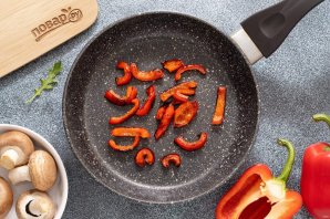 Салат с жареными грибами и перцем Салат с жареными грибами и перцем