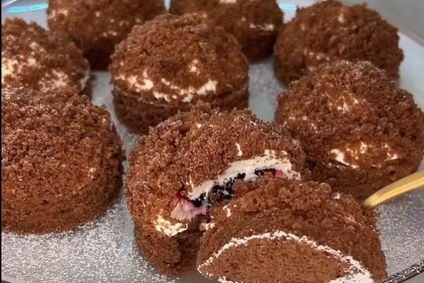 Красивые сладкие пирожные с кремом и джемом. Изысканный десерт: вкус словами не передать Красивые сладкие пирожные с кремом и джемом. Изысканный десерт: вкус словами не передать