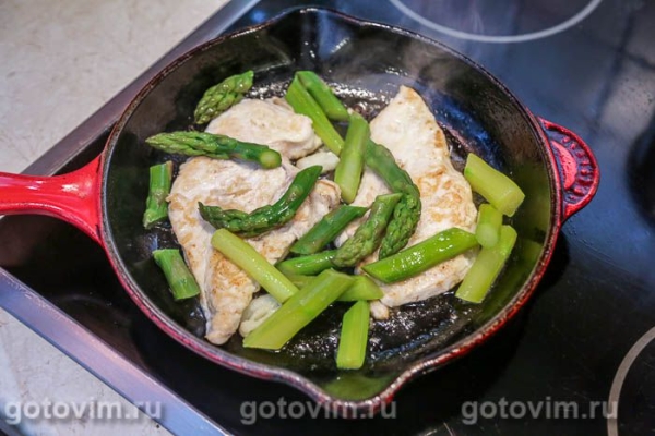 Куриная грудка со спаржей, чесноком и сливочным маслом Куриная грудка со спаржей, чесноком и сливочным маслом