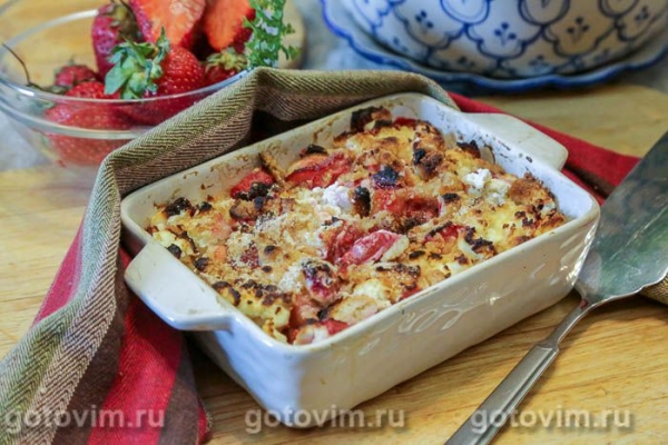 Хлебная запеканка с клубникой и творожным сыром