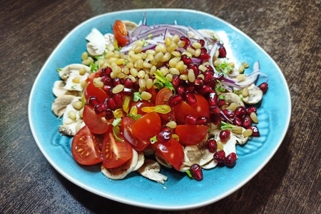 Салат из свежих шампиньонов с помидорами черри