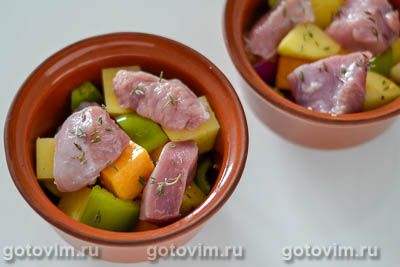 Жаркое из индейки с тыквой и картофелем (в горшочках) Жаркое из индейки с тыквой и картофелем (в горшочках)