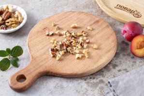 Сливы запеченные в духовке с орехами Сливы запеченные в духовке с орехами