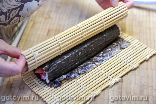 Суши со свеклой, красной рыбой и творожным сыром