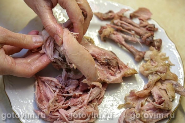 Салат &laquo;Оливье&raquo; с ланспиком, цыпленком и креветками по старинному рецепту