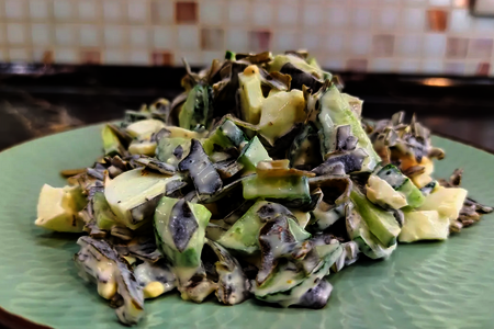 Салат из морской капусты.