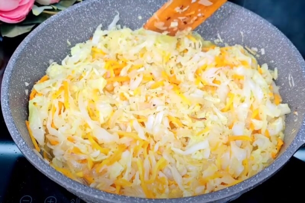 Крутой кипяток и капуста. Как долго я искала рецепт этого теста: быстрые пирожки на сковороде Крутой кипяток и капуста. Как долго я искала рецепт этого теста: быстрые пирожки на сковороде