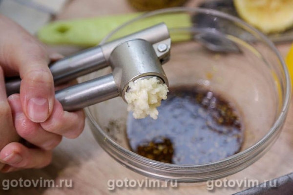 Свиная грудинка с горчицей, лимоном и мятой в духовке