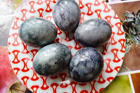 Яйца на пасху в чае каркаде Яйца на пасху в чае каркаде