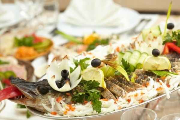 Фаршированная щука с рисом и овощами в духовке Фаршированная щука с рисом и овощами в духовке