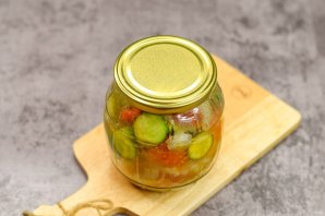 Салат из огурцов и помидоров на зиму Салат из огурцов и помидоров на зиму