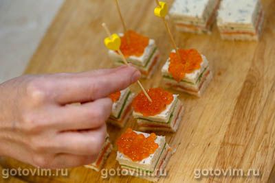 Канапе на шпажках с красной рыбой, авокадо и красной икрой Канапе на шпажках с красной рыбой, авокадо и красной икрой