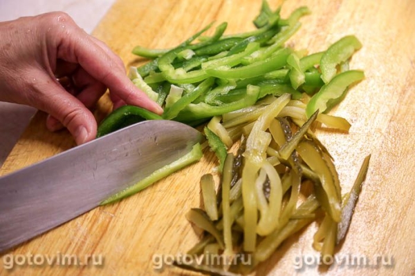 Салат «Пражский» с жареным мясом, перцем и яблоками Салат «Пражский» с жареным мясом, перцем и яблоками