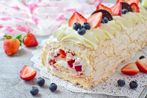 Меренговый рулет с клубникой и брусникой Меренговый рулет с клубникой и брусникой