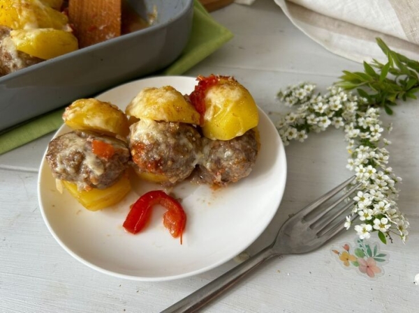 Запеченный картофель с котлетами