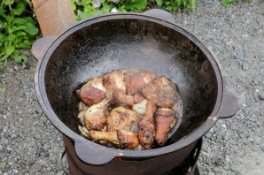Куриные окорочка в казане на костре Куриные окорочка в казане на костре