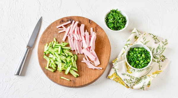 Салат с жареными шампиньонами и ветчиной, пошаговый рецепт с фото на 195 ккал