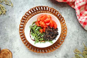 Боул с креветками, авокадо и черным рисом