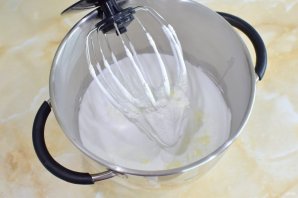 Меренговый рулет с вишней Меренговый рулет с вишней