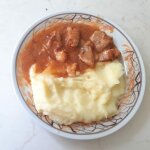 Гуляш из говядины с пюре и подливой Гуляш из говядины с пюре и подливой