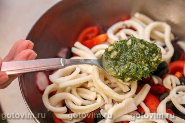 Салат греческий с кальмарами и овощами