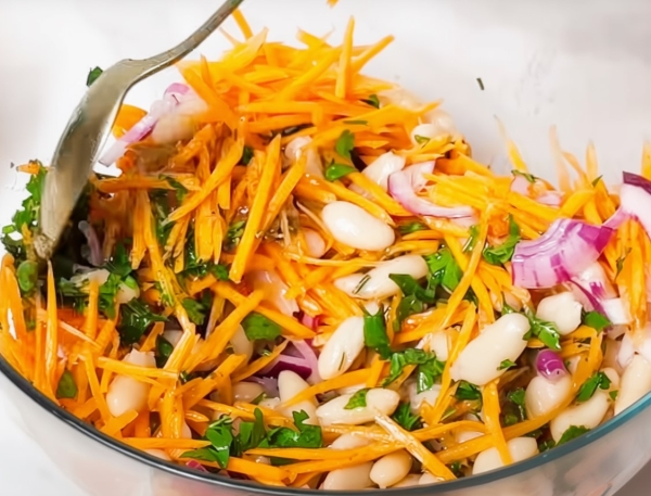 Проще не придумаешь: салат из фасоли и моркови становится фаворитом даже на праздничном столе Проще не придумаешь: салат из фасоли и моркови становится фаворитом даже на праздничном столе