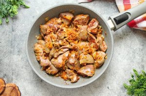 Куриная печень с луком и морковью Куриная печень с луком и морковью