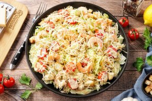 Салат "Цезарь" с креветками классический простой Салат "Цезарь" с креветками классический простой