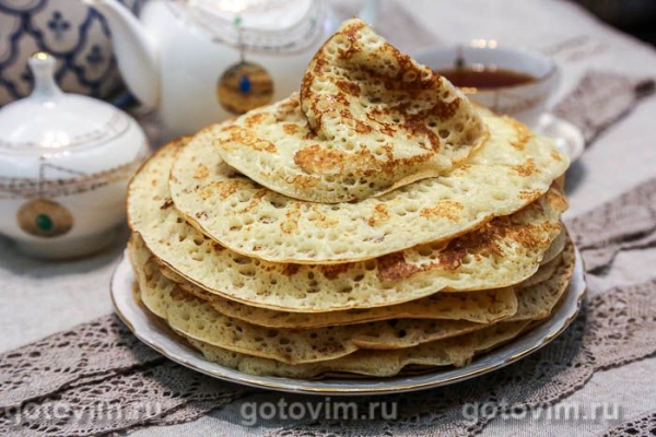 Толстые блины на сухих дрожжах со сливочным маслом