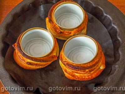 Салат из зеленого горошка с яблоками в тарталетках из слоеного теста