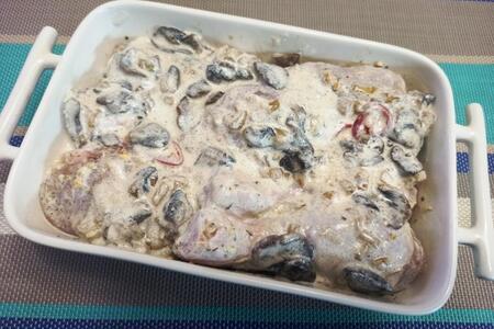 Запеченные куриные голени в сливочно-грибном соусе Запеченные куриные голени в сливочно-грибном соусе