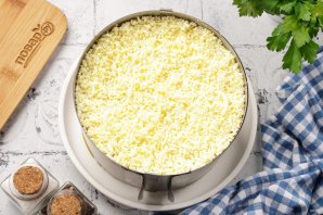 Слоеный салат с куриной печенью Слоеный салат с куриной печенью