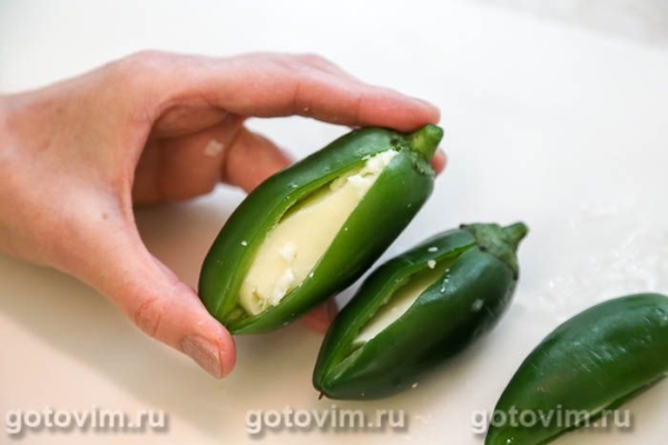 Жареный перец халапеньо с сыром и в хрустящей панировке  Жареный перец халапеньо с сыром и в хрустящей панировке