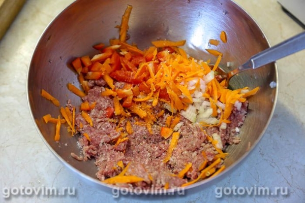 Рулетики из свинина с фаршем, тушенные в овощном соусе Рулетики из свинина с фаршем, тушенные в овощном соусе