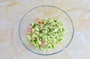 Крабовый салат с помидорами и огурцами Крабовый салат с помидорами и огурцами