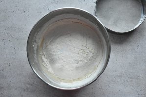 Пицца с соусом песто и яйцом Пицца с соусом песто и яйцом