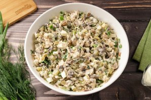 Салат с курицей, грибами и маринованными огурцами Салат с курицей, грибами и маринованными огурцами