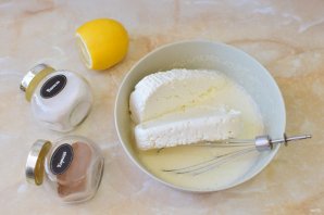 Творожная запеканка со сливами