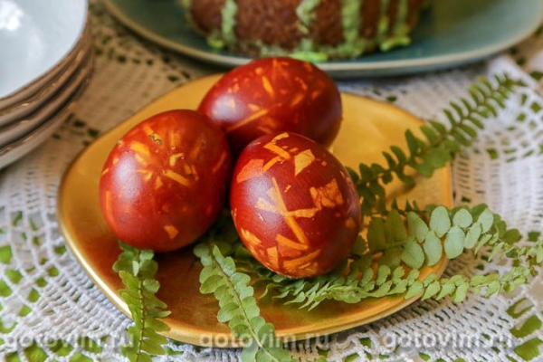 Мраморные яйца в луковой шелухе 