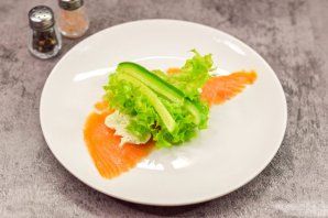 Рулетики из семги с творожно-огуречной начинкой Рулетики из семги с творожно-огуречной начинкой