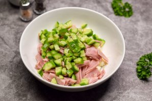 Салат "Фантазия" с яйцами и сыром Салат "Фантазия" с яйцами и сыром