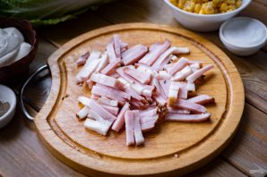 Салат с кукурузой и сухариками Салат с кукурузой и сухариками