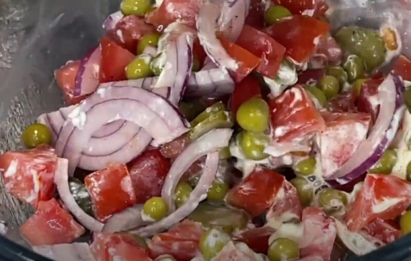 Рецепт легендарного салата «Зевс». В нашей семье его готовят на все праздники Рецепт легендарного салата «Зевс». В нашей семье его готовят на все праздники